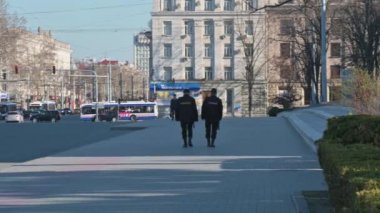 Moldova 'nın Chisinau kentindeki Hükümet Binası' nın yakınındaki Büyük Bulvar 'daki Carabineer devriyesi covid-19 virüsü tehdidi nedeniyle olağanüstü hal sırasında