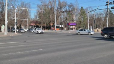 Moldova 'nın Chisinau kentindeki Büyük Millet Meclisi Meydanı' nda gündüz ulaşım trafiği