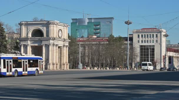 Moldova 'nın Chisinau kentindeki Büyük Millet Meclisi Meydanı' nda gündüz ulaşım trafiği — Stok video