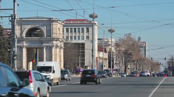 Дневное транспортное движение на площади Великого национального собрания в Кишиневе, Молдова — стоковое видео