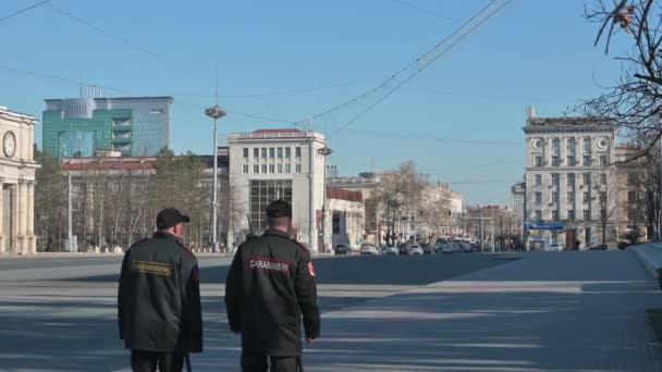 Patrulla de mosquetones en Stefan la Gran avenida, cerca de la Casa de Gobierno en Chisinau, Moldavia, durante el estado de emergencia debido a la amenaza del virus covid-19 — Vídeo de stock