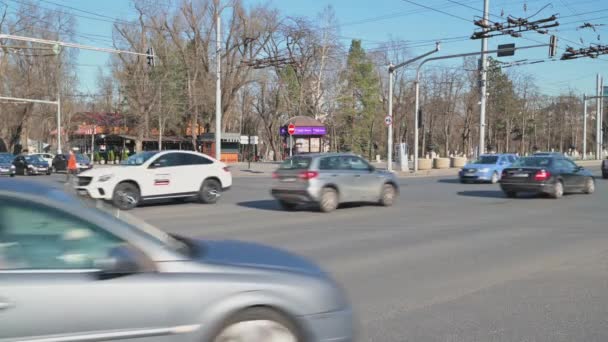 Moldova 'nın Chisinau kentindeki Büyük Millet Meclisi Meydanı' nda gündüz ulaşım trafiği — Stok video