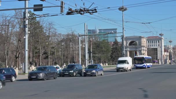 Dagtid transport trafik på Stora nationalförsamlingstorget i Chisinau, Moldavien — Stockvideo