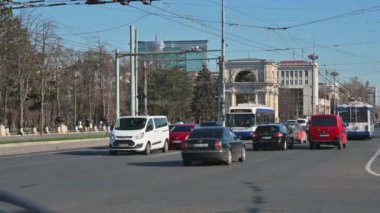 Moldova 'nın Chisinau kentindeki Büyük Millet Meclisi Meydanı' nda gündüz ulaşım trafiği