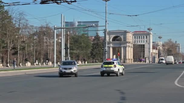 Dagtid transport trafik på Stora nationalförsamlingstorget i Chisinau, Moldavien — Stockvideo