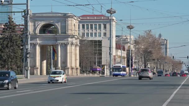 Ημερήσια κυκλοφορία στη Μεγάλη Πλατεία Εθνοσυνέλευσης στο Κισινάου της Μολδαβίας — Αρχείο Βίντεο