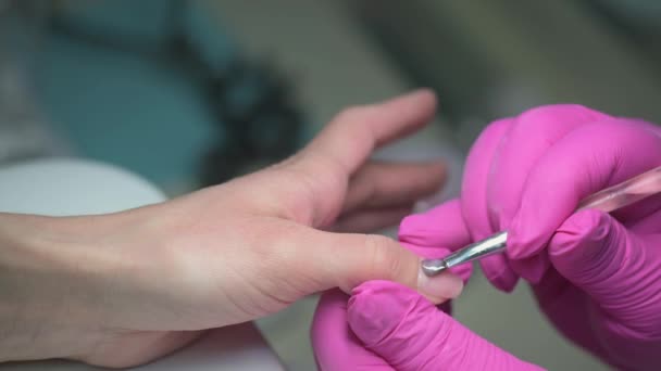 Esteticista manicure cobrindo clientes unhas com gel polonês — Vídeo de Stock