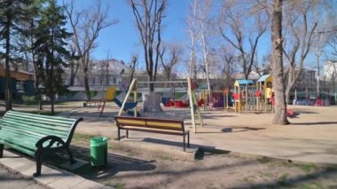 Cisinau, Moldova 'nın merkezindeki Katedral Meydanı' ndaki boş çocuk parkı, covid-19 virüsü tehdidi nedeniyle olağanüstü hal sırasında boşaltıldı.