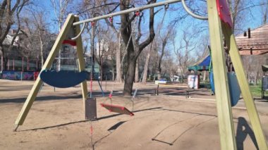 Cisinau, Moldova 'nın merkezindeki Katedral Meydanı' ndaki boş çocuk parkı, covid-19 virüsü tehdidi nedeniyle olağanüstü hal sırasında boşaltıldı.
