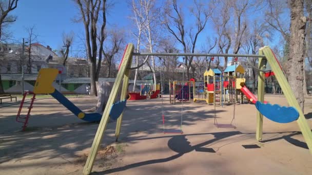 Пустая детская площадка в парке соборной площади в центре Кишинева во время чрезвычайного положения по причине вирусной угрозы covid-19 — стоковое видео