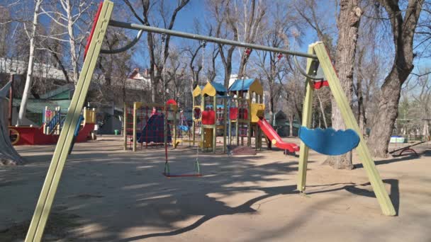 Пустая детская площадка в парке соборной площади в центре Кишинева во время чрезвычайного положения по причине вирусной угрозы covid-19 — стоковое видео