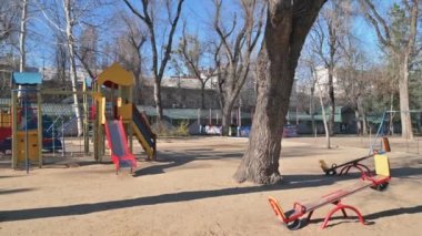 Cisinau, Moldova 'nın merkezindeki Katedral Meydanı' ndaki boş çocuk parkı, covid-19 virüsü tehdidi nedeniyle olağanüstü hal sırasında boşaltıldı.