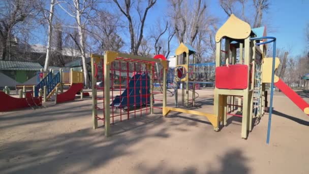 Lege speeltuin voor kinderen in de kathedraal plein park in het centrum van Chisinau, Moldavië tijdens de noodtoestand als gevolg van covid-19 virus bedreiging — Stockvideo