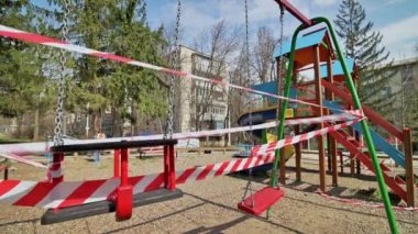 Covid-19 virüsü tehdidi nedeniyle Moldova 'nın Chisinau kentindeki çocuk parkının boşaltılması engellendi.