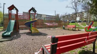 Covid-19 virüsü tehdidi nedeniyle Moldova 'nın Chisinau kentindeki çocuk parkının boşaltılması engellendi.