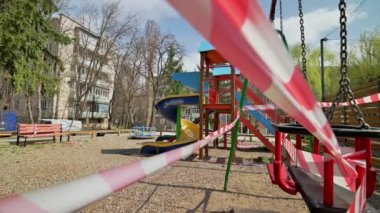 Covid-19 virüsü tehdidi nedeniyle Moldova 'nın Chisinau kentindeki çocuk parkının boşaltılması engellendi.