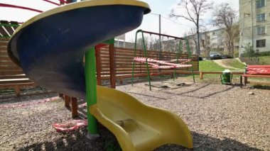 Covid-19 virüsü tehdidi nedeniyle Moldova 'nın Chisinau kentindeki çocuk parkının boşaltılması engellendi.
