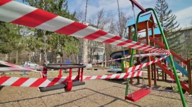 Covid-19 virüsü tehdidi nedeniyle Moldova 'nın Chisinau kentindeki çocuk parkının boşaltılması engellendi.
