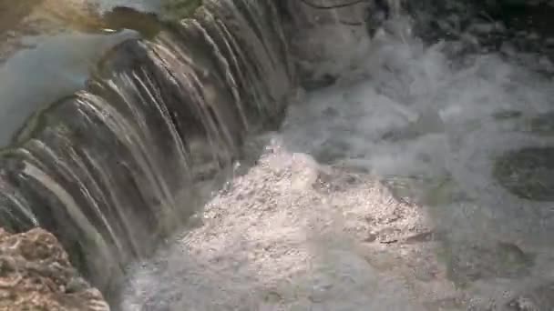 近距离录影非常小的瀑布 — 图库视频影像