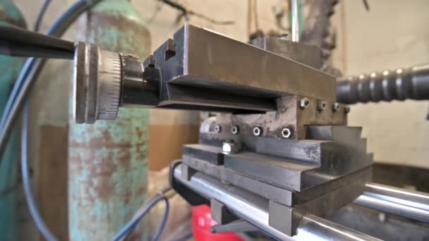 équipement spécial de fixation des roues dans le garage de service de pneus 