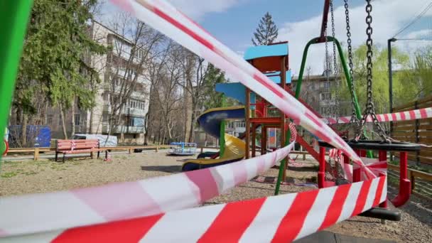 Tomma blockerade lekplats för barn i bostadsområdet Chisinau, Moldavien under undantagstillstånd på grund av hotet om virus covid-19 — Stockvideo