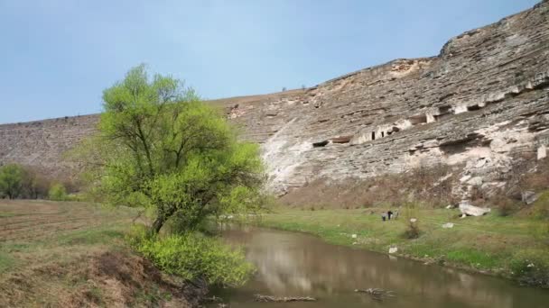 Légi drón kilátás a régi Orhei sziklák, Moldova — Stock videók