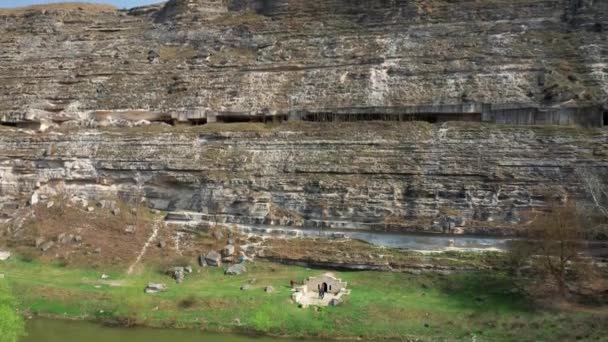 Légi drón kilátás a régi Orhei sziklák, Moldova — Stock videók