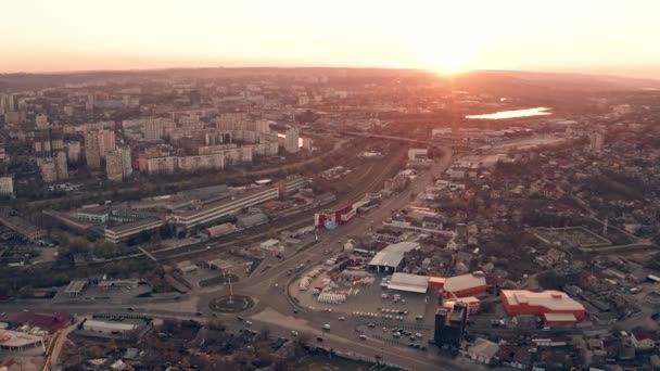 Создание воздушного кадра Кишинева, Молдова на закате — стоковое видео