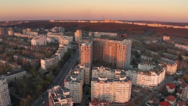 Establecimiento de una toma aérea de Chisinau, Moldavia al atardecer — Vídeos de Stock