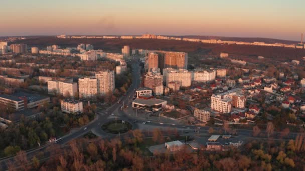 Establecimiento de una toma aérea de Chisinau, Moldavia al atardecer — Vídeos de Stock