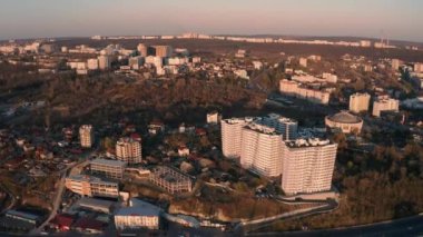 Chisinau, Moldova 'nın günbatımında yörüngeye oturtulması