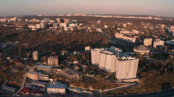 Establecimiento de la órbita aérea de Chisinau, Moldavia al atardecer — Vídeo de stock