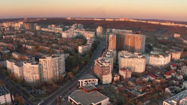 Создание единого толчка воздушной съемки Кишинева, Молдова на закате — стоковое видео