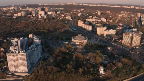 Создание орбитального снимка Кишинева на закате — стоковое видео