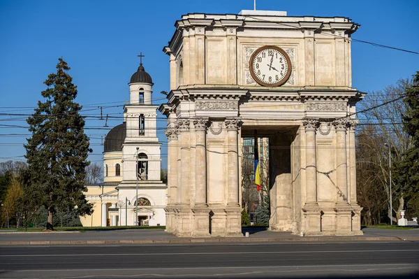 Триумфальная арка на площади Великого национального собрания в Кишиневе, Молдова — стоковое фото