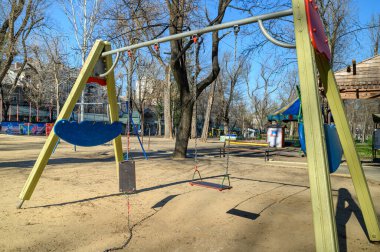 Cisinau, Moldova 'nın merkezindeki Katedral Meydanı' ndaki boş çocuk parkı, covid-19 virüsü tehdidi nedeniyle olağanüstü hal sırasında boşaltıldı.