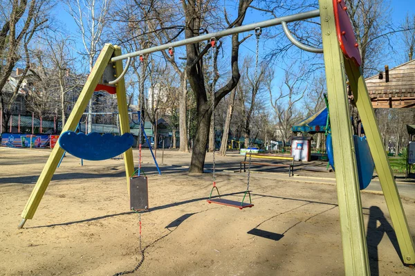 Пустая детская площадка в парке соборной площади в центре Кишинева во время чрезвычайного положения по причине вирусной угрозы covid-19 — стоковое фото