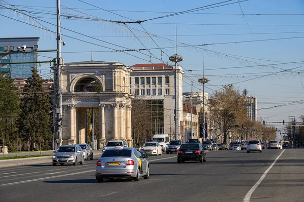 Dagtid transport trafik på Stora nationalförsamlingstorget i Chisinau, Moldavien — Stockfoto