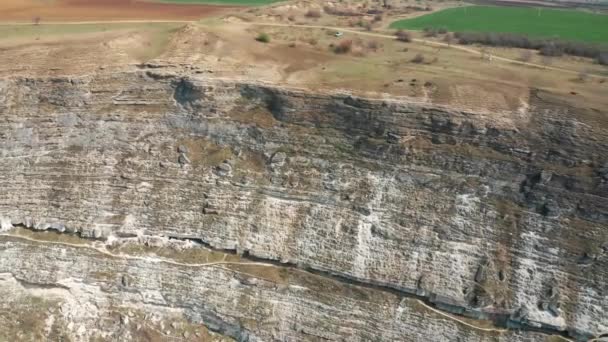 Вид с высоты беспилотника на скалы Старого Оргеева, Молдова — стоковое видео