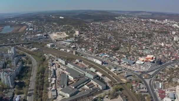 Establecimiento de tomas aéreas sobre Chisinau, Moldavia durante el día — Vídeo de stock