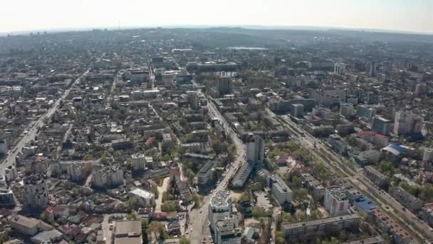 Establecimiento de tomas aéreas sobre Chisinau, Moldavia durante el día — Vídeos de Stock
