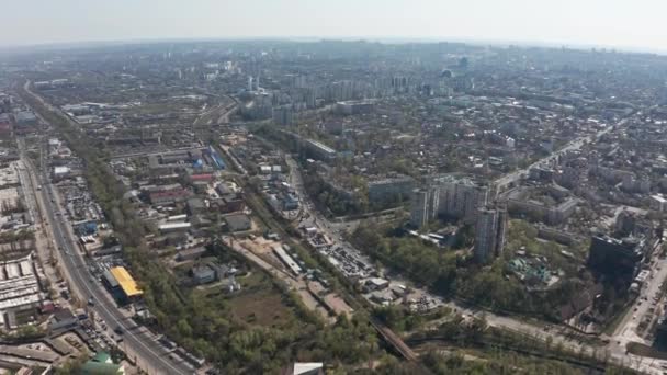 Zřízení leteckého záběru nad Kišiněvem v Moldavsku během dne — Stock video