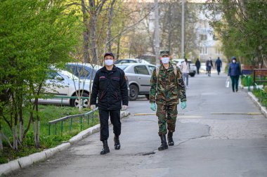 Cisinau, Moldova 'da, covid-19 virüsü tehdidi sırasında askeri devriye ve jandarma karışık.