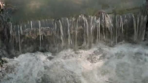 Статичне крупним планом відео дуже малого водоспаду — стокове відео