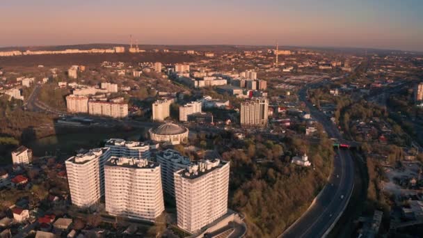 Empuje lento estableciendo una toma aérea del área circense en Chisinau, Moldavia al atardecer — Vídeo de stock