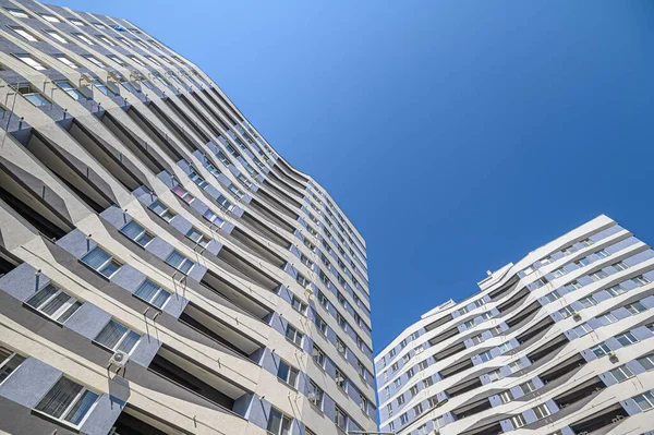 Amplio ángulo de tiro de los nuevos edificios de apartamentos exterior — Foto de Stock