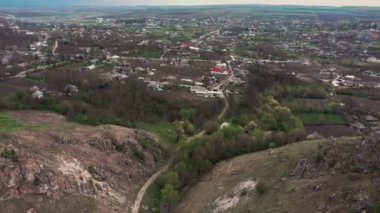 Moldova 'nın Trinca köyü yakınlarındaki iki paralı yol arasında bir geçit.