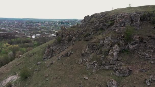 Gorge mellan två toltres nära byn Trinca, Moldavien — Stockvideo
