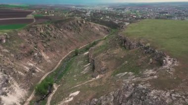 Moldova 'nın Trinca köyü yakınlarındaki iki paralı yol arasında bir geçit.