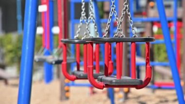 Covid-19 virüsü tehdidi sırasında Chisinau, Moldova 'nın yerleşim alanındaki boş çocuk parkındaki salıncakların yavaş hareketi
